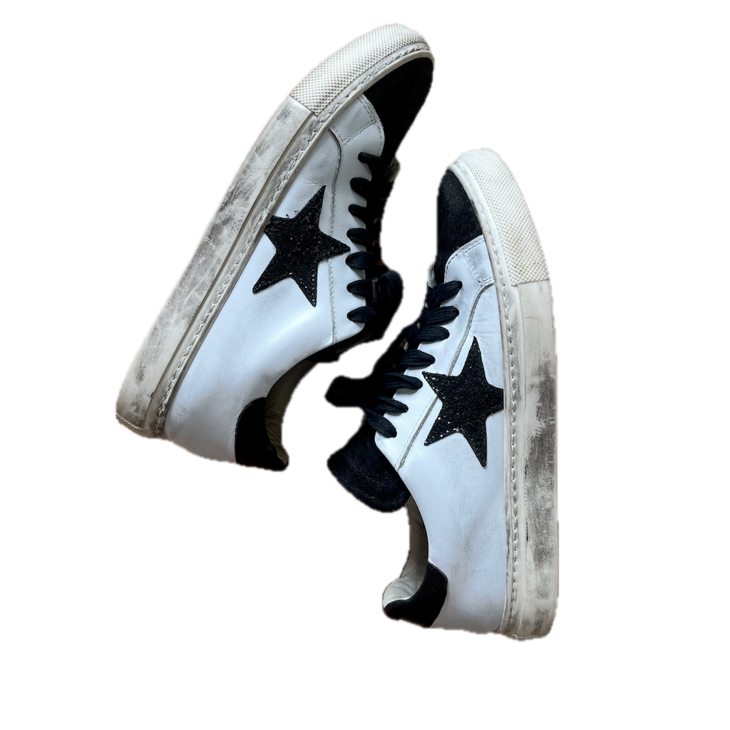 Sneaker mit Sternmuster