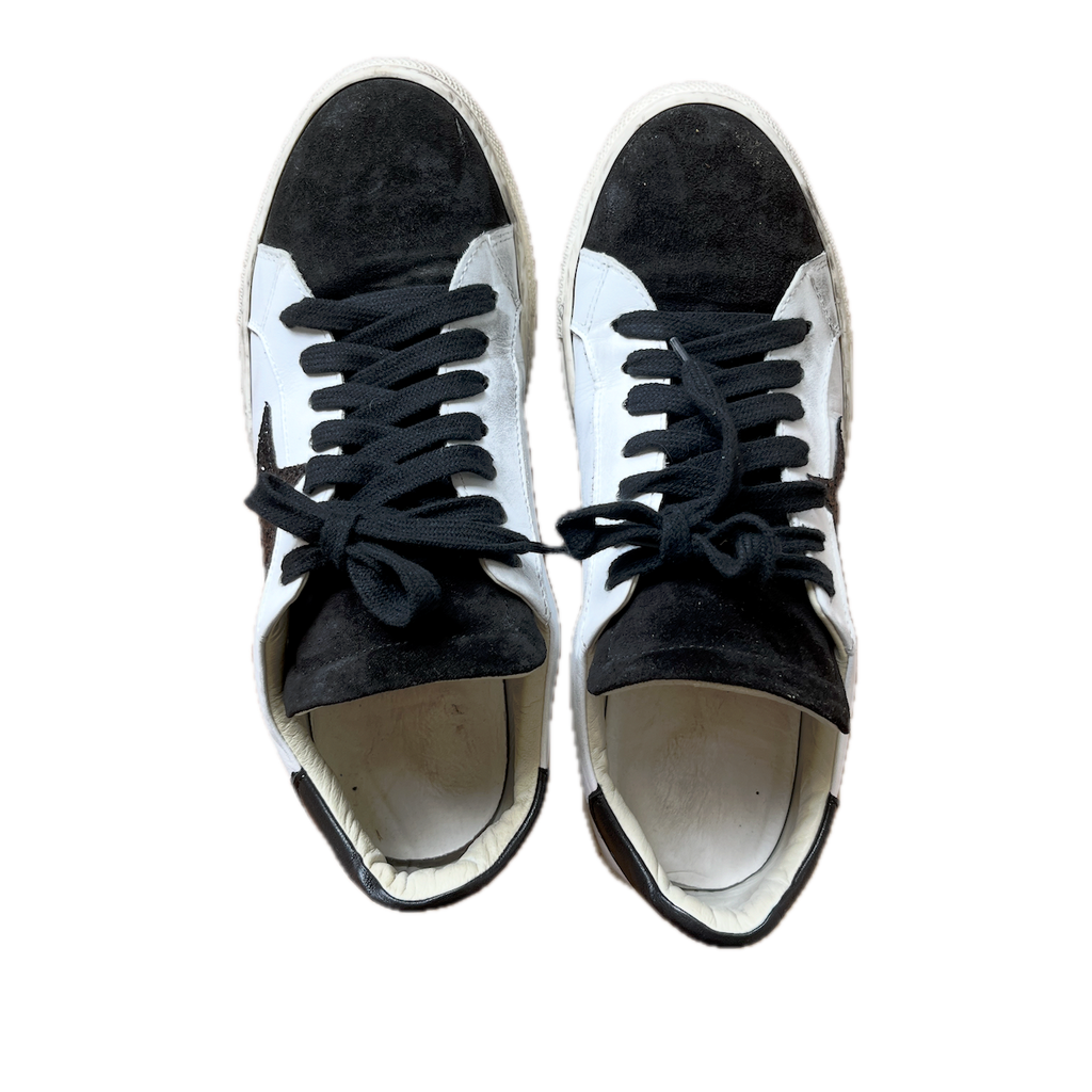 Sneaker mit Sternmuster