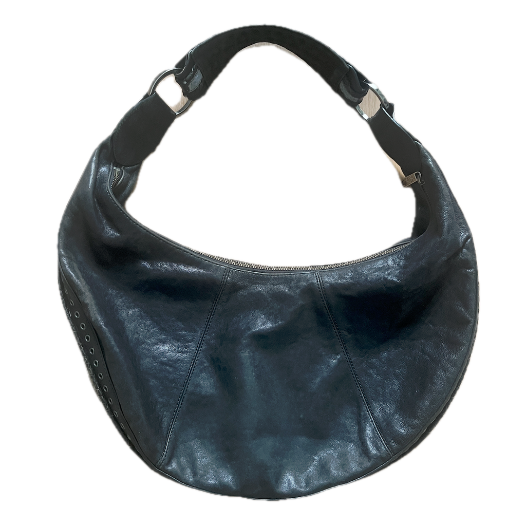 Schwarze mittelgroße Tasche mit eleganten Seitendetails