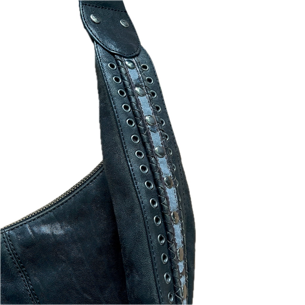 Schwarze mittelgroße Tasche mit eleganten Seitendetails