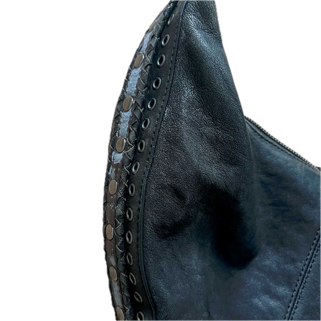 Schwarze mittelgroße Tasche mit eleganten Seitendetails