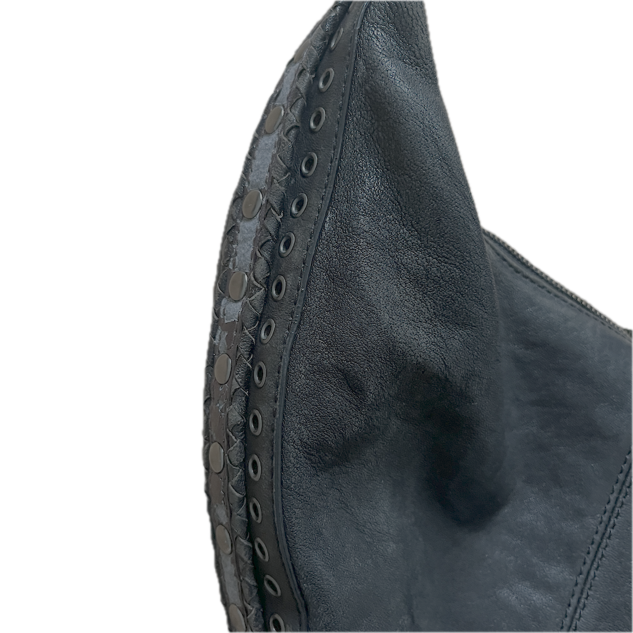 Schwarze mittelgroße Tasche mit eleganten Seitendetails